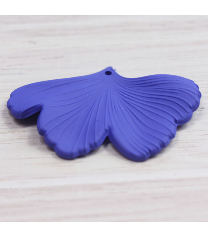 Pendentif Feuille Gingko en acrylique mat bleu roi profil