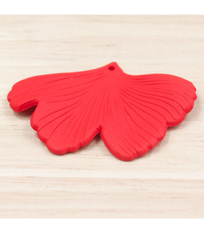 Pendentif Feuille Gingko en acrylique mat rouge profil