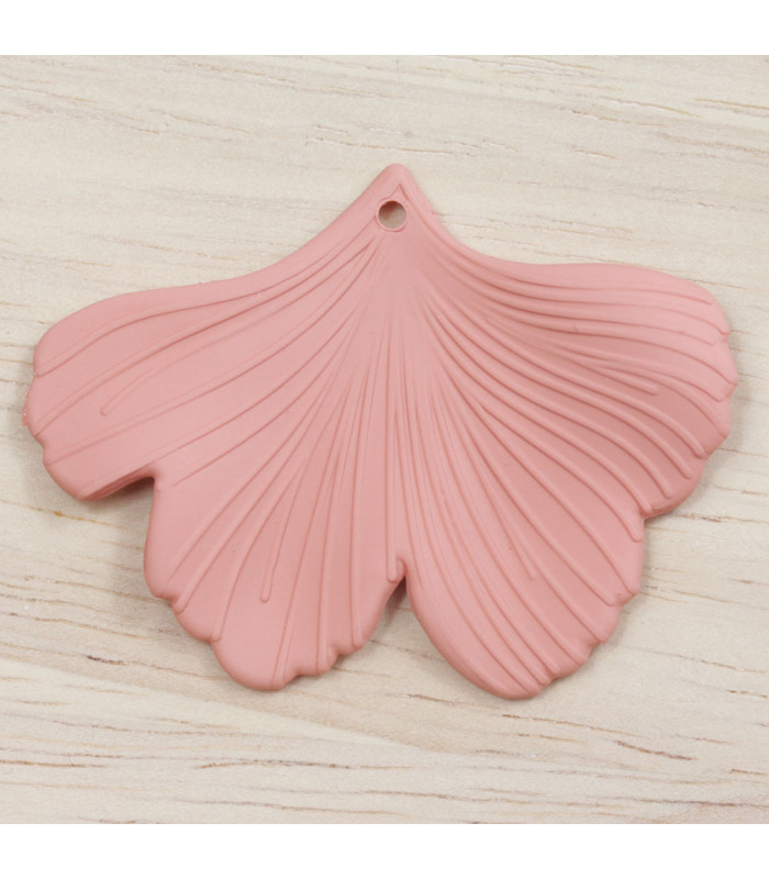 Pendentif Feuille Gingko en acrylique mat rose clair