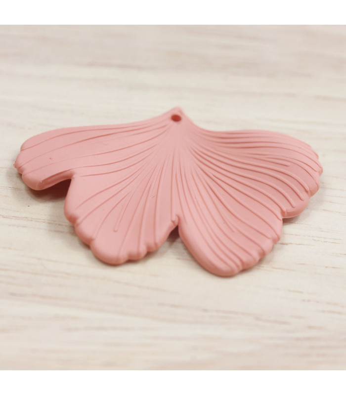 Pendentif Feuille Gingko en acrylique mat rose clair profil