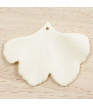 Pendentif Feuille Gingko en acrylique mat beige