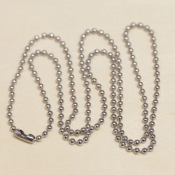 Collier à perle d'agate grise sur fil de nylon